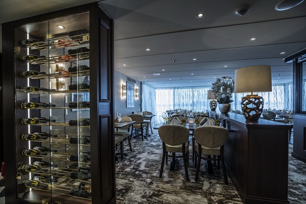 Riviera Travel MS Geoffrey Chaucer Bistro.jpg